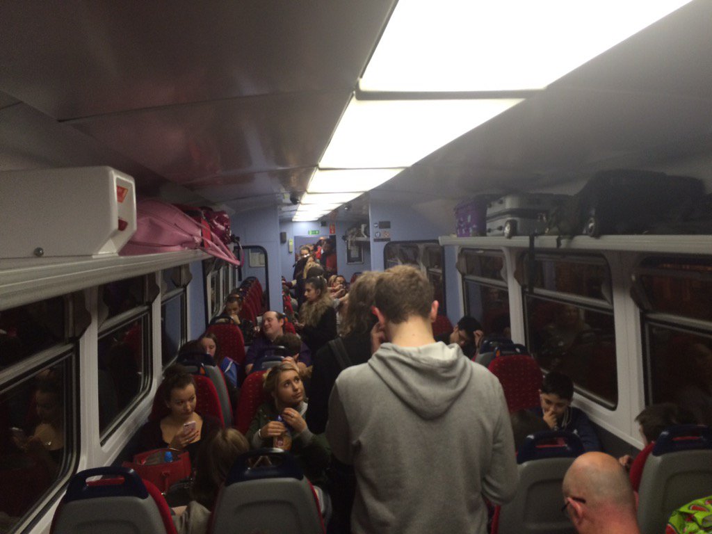 tbw91's tweet photo. @EMTrains Can you explain now you come to decision again and again that a 1 car train is good enough at peak time? https://t.co/JDdXpEOZOm