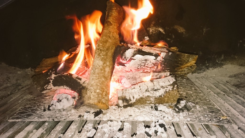 invernadero_el's tweet photo. La experiencia en @invernaderobox culmina en la #cajadecristal y nuestra chimenea! @rdelacalle @Latorreboxart enjoy! https://t.co/uAzhfAsVaD
