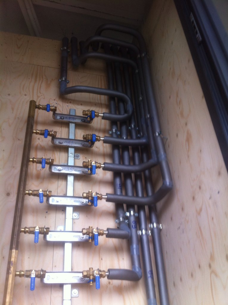 ErwinWestra's tweet image. @KBGprojecten meterkast met waterleidingen voor de bewoners boven de Lidl !