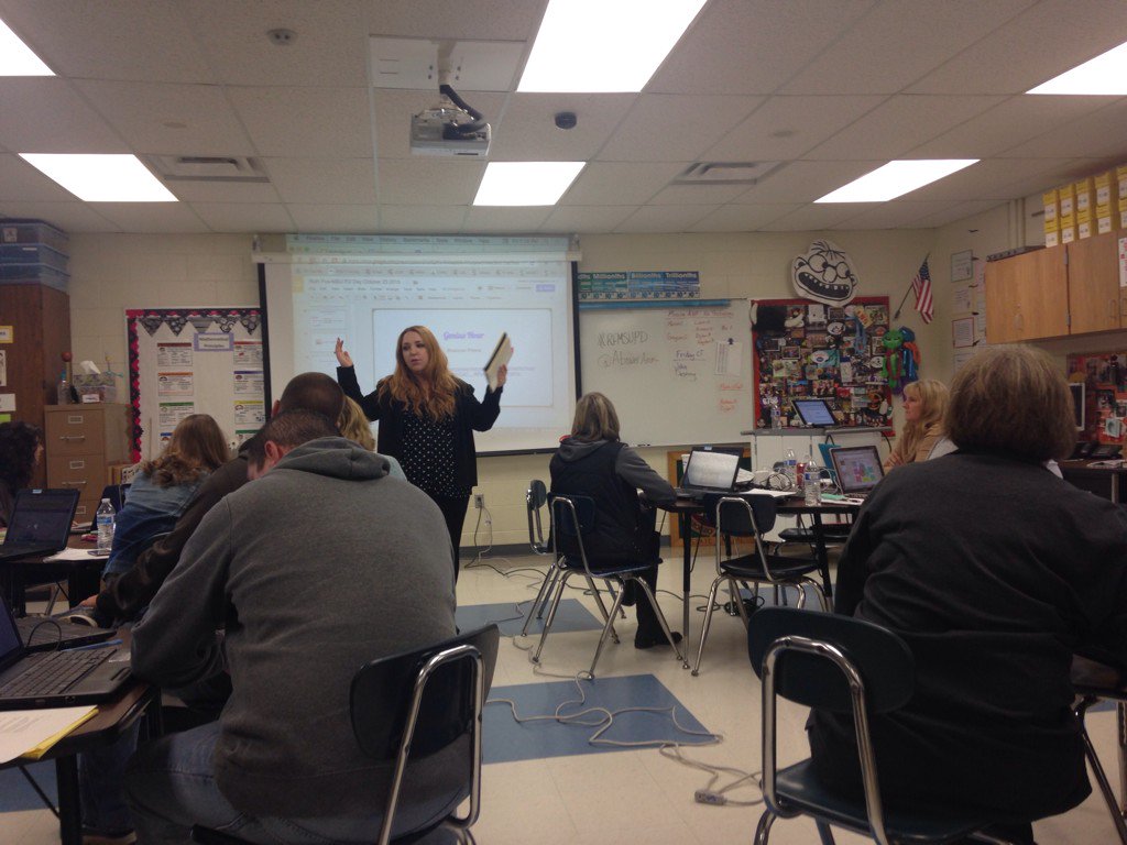 CuiCheng125's tweet photo. Our genius @EnglishEdTech talking about teachers' designer role in integrating tech in class #RFMSUPD https://t.co/8wUsQmPrDD