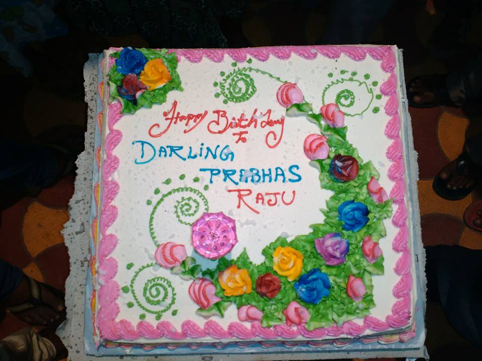 gangadhartweetz's tweet photo. atreyapuram lo prabhas fans hungama
Watched Baahubali mve on #projector_screen 
#HappyBirthdayPrabhas https://t.co/OtLbF7GBfQ