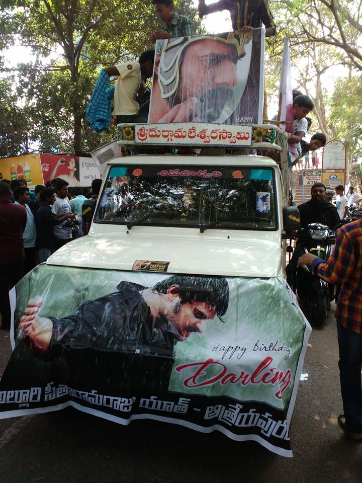 gangadhartweetz's tweet photo. atreyapuram lo prabhas fans hungama
Watched Baahubali mve on #projector_screen 
#HappyBirthdayPrabhas https://t.co/OtLbF7GBfQ