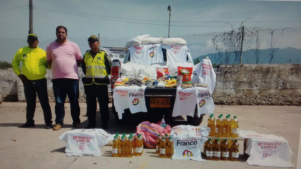 RadioGuatapuri's tweet photo. #Extra @PoliciaColombia captura a hombre en Codazzi repartiendo mercados con publicidad política de @FrancoOvalle. https://t.co/AFzhydIUNg
