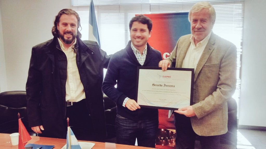 clepecrpc's tweet photo. Firma de convenio marco de cooperación con la fundación del @grupoeling. https://t.co/BcD7rXsTd7