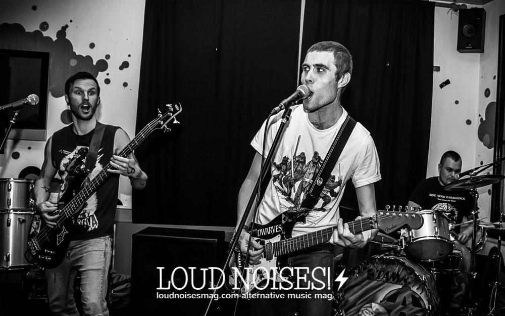 LoudNoisesMag's tweet photo. The mighty SLM play @WedgewoodRooms Sat come get yr ZombieSharkCore on! https://t.co/vQMHkHm2XN @TheSLMUK @LemonSin https://t.co/6tZVvpZbJk