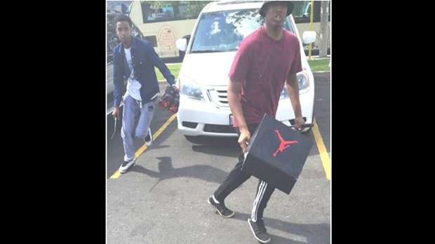 CP24's tweet photo. Police investigating robbery of basketball shoes in Etobicoke, stabbing in Mississauga https://t.co/C3SrkT9Usx https://t.co/yi7s3B1XWu