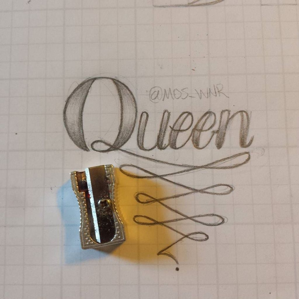 Druthersco's tweet image. By mos_wnr Mini queen sketch #script #scripthead #scriptgang #letters #lettering #letterhead #lettergang #type #typ…