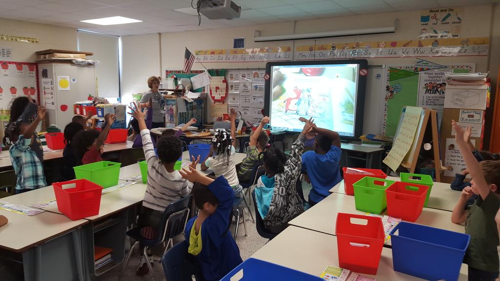 _AGodfrey's tweet photo. Shout out to our Pawesome Lynne Henry who is incorporating math into an anti-bullying lesson! #engagement #POVES https://t.co/MVH86FK6gQ