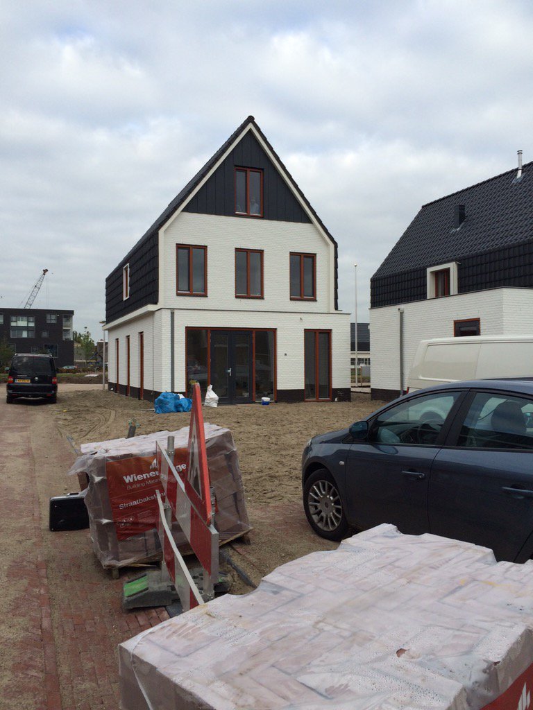 Yivanhoe's tweet photo. 23 Woningen opgeleverd Blaricum #nikkels zeer fraai https://t.co/vZAfeJJfeO