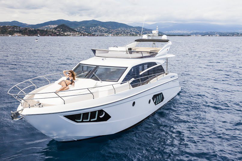 AbsoluteNA's tweet photo. Next up for #FlyFriday is the #52Fly with the largest #flybridge in its class #AbsoluteYachts #yachting #lifeatsea https://t.co/LsYg1PUzbv