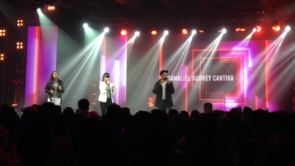 StarlightTroops's tweet photo. AWESOME NIGHT!!๐ #GACYTFFID #YTFFID @gamal1990 @TapiheruAudrey @AbigailCantika @GAC_music Thankyouu! @YouTubeFanFest https://t.co/ARKjRPCKG9