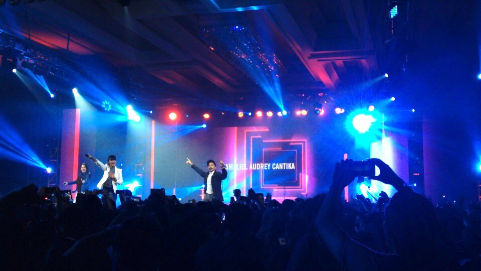 StarlightTroops's tweet photo. AWESOME NIGHT!!๐ #GACYTFFID #YTFFID @gamal1990 @TapiheruAudrey @AbigailCantika @GAC_music Thankyouu! @YouTubeFanFest https://t.co/ARKjRPCKG9
