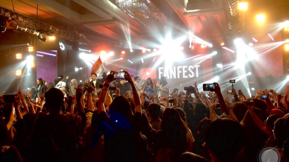 StarlightTroops's tweet photo. AWESOME NIGHT!!๐ #GACYTFFID #YTFFID @gamal1990 @TapiheruAudrey @AbigailCantika @GAC_music Thankyouu! @YouTubeFanFest https://t.co/ARKjRPCKG9