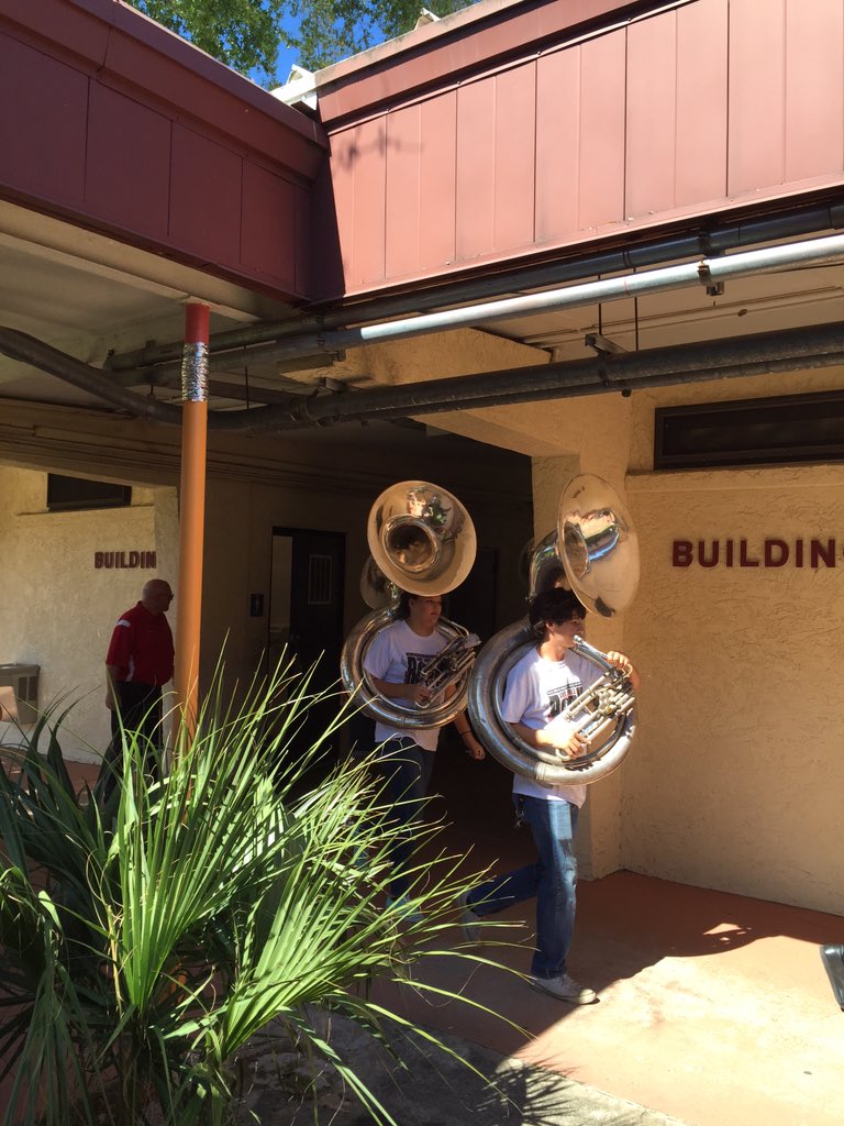 1orca1's tweet photo. Bay High Million Dollar Band is on the march at The Oak #orcasrock https://t.co/JvcSWAbzCk