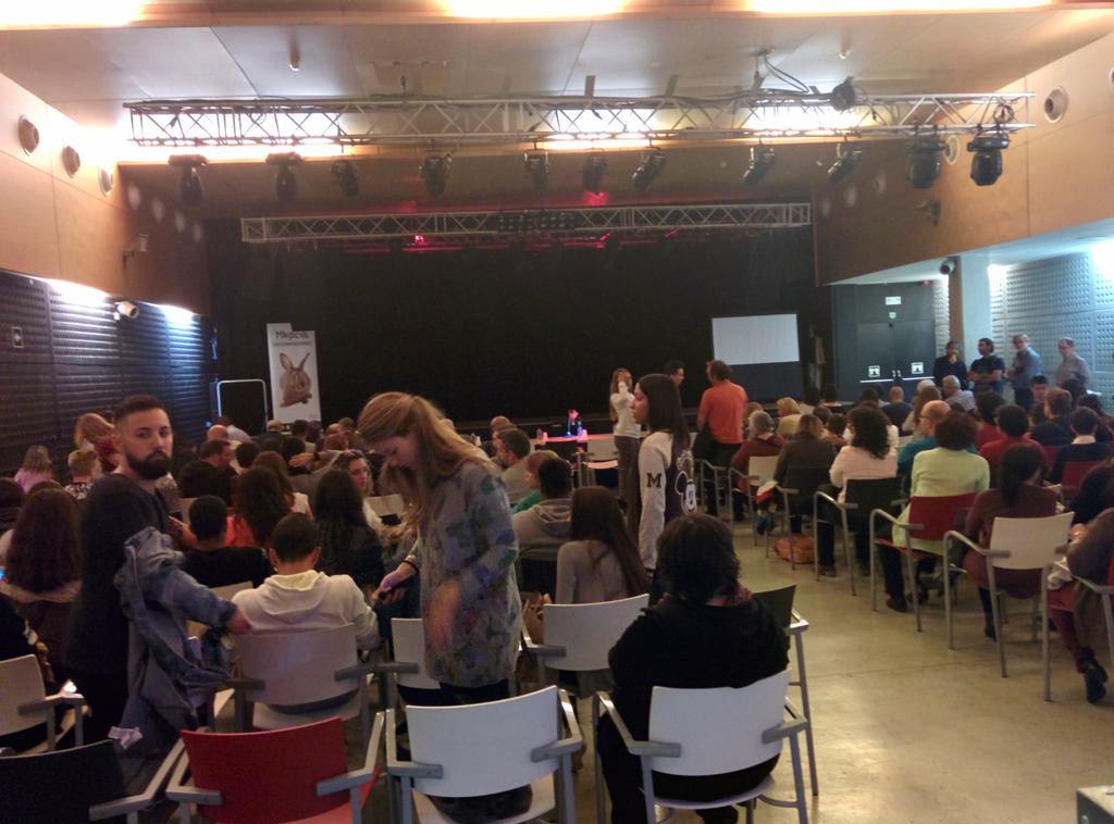 Joan_Urgelles's tweet photo. Concurs de màgia, als Lluïsos de Gràcia.Ple de gom a gom https://t.co/x3kWuR24XR