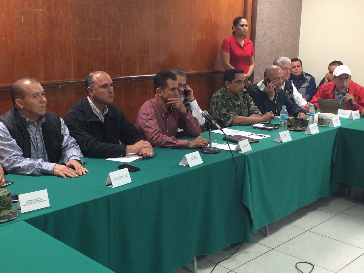 gobiernocolima's tweet image. .@LUISFELIPE_P y @gobernador_mam en 3er sesión extraordinaria de comité estatal de PC con motivo de #HuracanPatricia