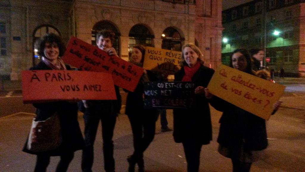 simonnet2014's tweet photo. Pendant l'apéro citoyen, des militant-e-s engagent la conversation avec les passant-e-s grâce à des pancartes ! https://t.co/Aunwp85akQ