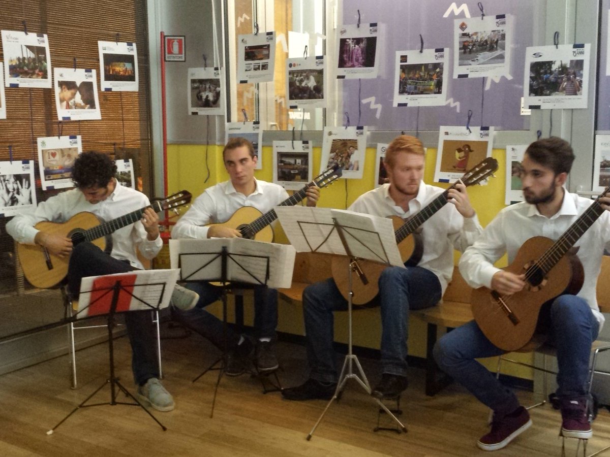 gitLazioBE's tweet photo. #bankmob roma con l'accompagnamento musicale dei 5 ottave continua https://t.co/t5PpxCa23O
