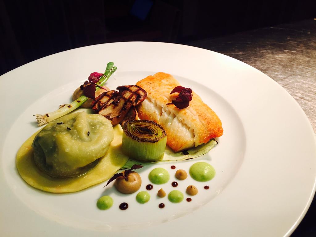 Chef_Aurel's tweet image. plaice, oxtail ravioli, leek and cepe
@Kingfisher_BXM  @derekkingfisher