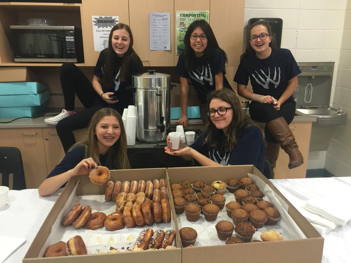 AnoMagnifico's tweet photo. Awesome job by #WestKildonan students volunteering @mateSage #mate2015... Such a cooperative hard working team! https://t.co/79dOiQ4Yv0