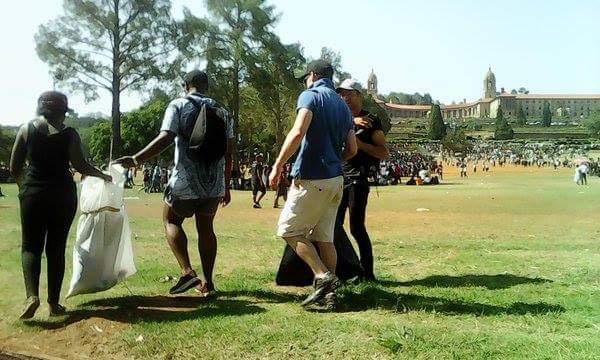 EsethuOnDuty's tweet photo. Did the Media show you the students who cleaned up the Union Buildings after the protests ? https://t.co/FlitJH2PCg