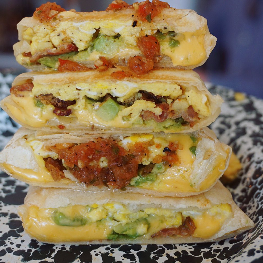 actuallyatethat's tweet photo. How the hell do these chipotle dudes roll god damn burritos. Mine turned into a burrito/panini  :/ #iactuallyatethat https://t.co/XQEKSQN6G8