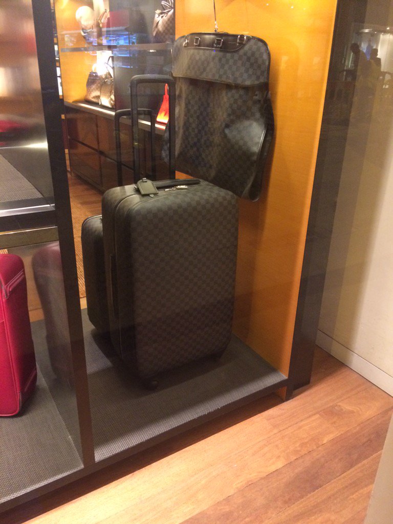 CathalOBrien80's tweet photo. Saw this today @DavidOCSuits and straight away thought of @ConnorCiaraO #anniversaryIdeas #LadyWhoTravelsInStyle 😉 https://t.co/F8PDFHdDXL