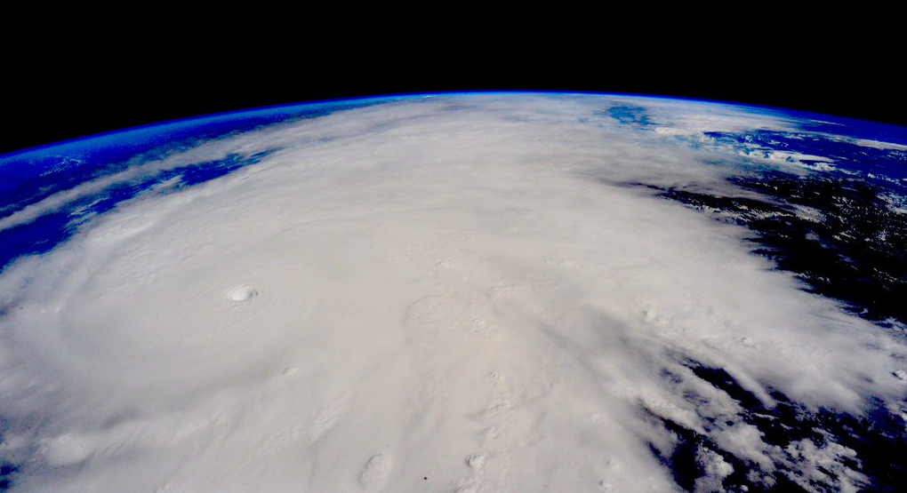 SinEmbargoMX's tweet photo. Así se ve el #HuracánPatricia desde la Estación Espacial Internacional. Foto: @StationCDRKelly https://t.co/yDjI1OZFI6