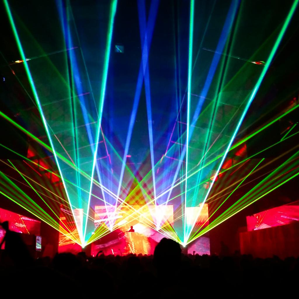 NXTWRLDOFF's tweet photo. #throwback when this was my view from #safeinsoundfest in montreal😁 @datsik you look good from here!😂 https://t.co/9MuTOpQe7w