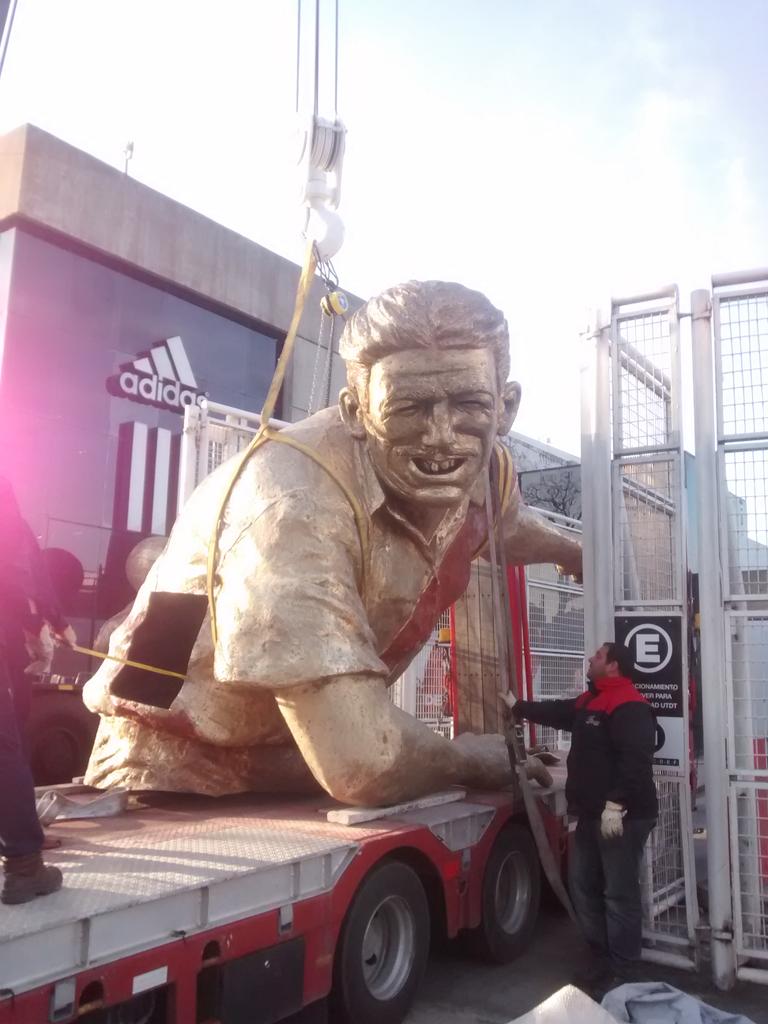 Estatua para Labruna tweet media