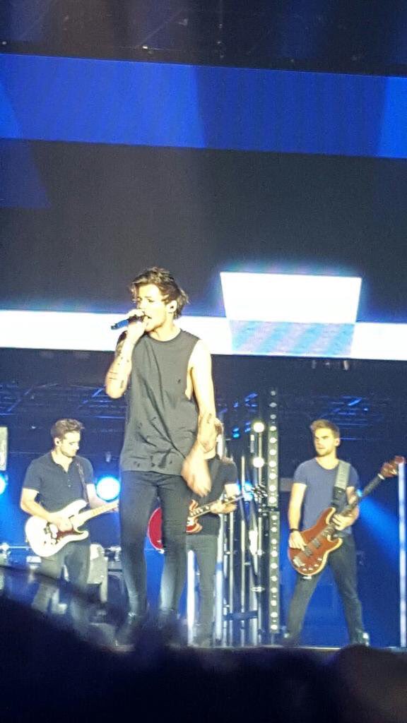 AussieUkUpdates's tweet photo. Louis onstage!

#EMABiggestFans1D #OTRABelfast3 -k⛅️ https://t.co/lcx4SMZMlm