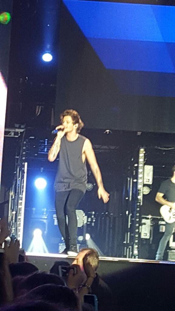 AussieUkUpdates's tweet photo. Louis onstage!

#EMABiggestFans1D #OTRABelfast3 -k⛅️ https://t.co/lcx4SMZMlm