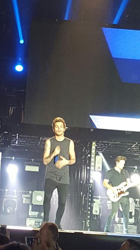 AussieUkUpdates's tweet photo. Louis onstage!

#EMABiggestFans1D #OTRABelfast3 -k⛅️ https://t.co/lcx4SMZMlm