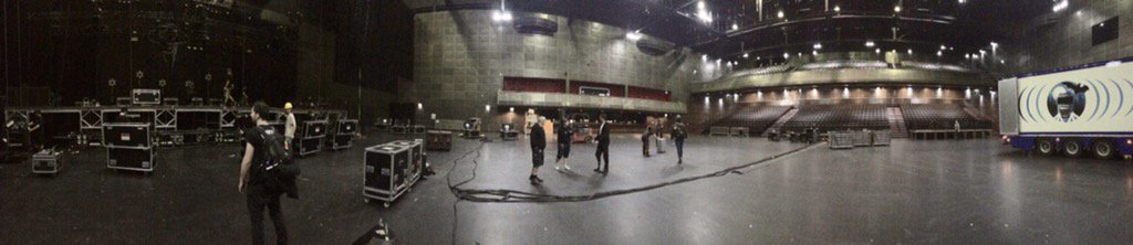 JamesBayMusic's tweet image. BIGGEST HEADLINE SHOW YET, TONIGHT! SOLDOUT! In a room big enough to fit a truck! See you in a few AMSTERDAM! X