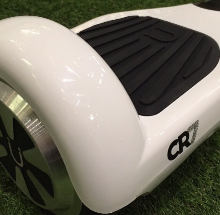 Lilian_Cote7's tweet photo. la nueva adquisición de @Cristiano y sus compañeros de equipo #uberboard https://t.co/G1mTTUwJh3