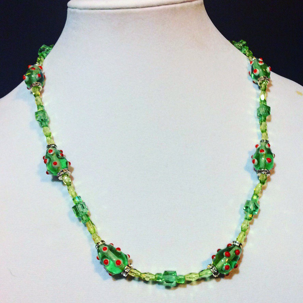 debs_designs13's tweet photo. This week.....Green #etsyseller #debsdesigns #vetmade #vetowned #green #ForSale #silver #necklace #crystal https://t.co/F1zqrih2vk