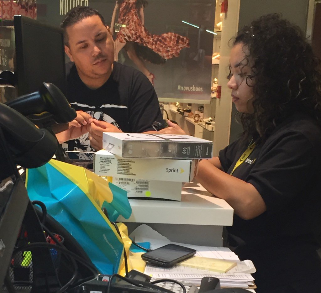 MAC_VLY's tweet photo. Bringing Cali to Puerto Rico! Rosie closing out sales with a BANG! @wl_saw @wl_byoung @ChristyLKeeling @SprintLana https://t.co/dN0fuzeR4y