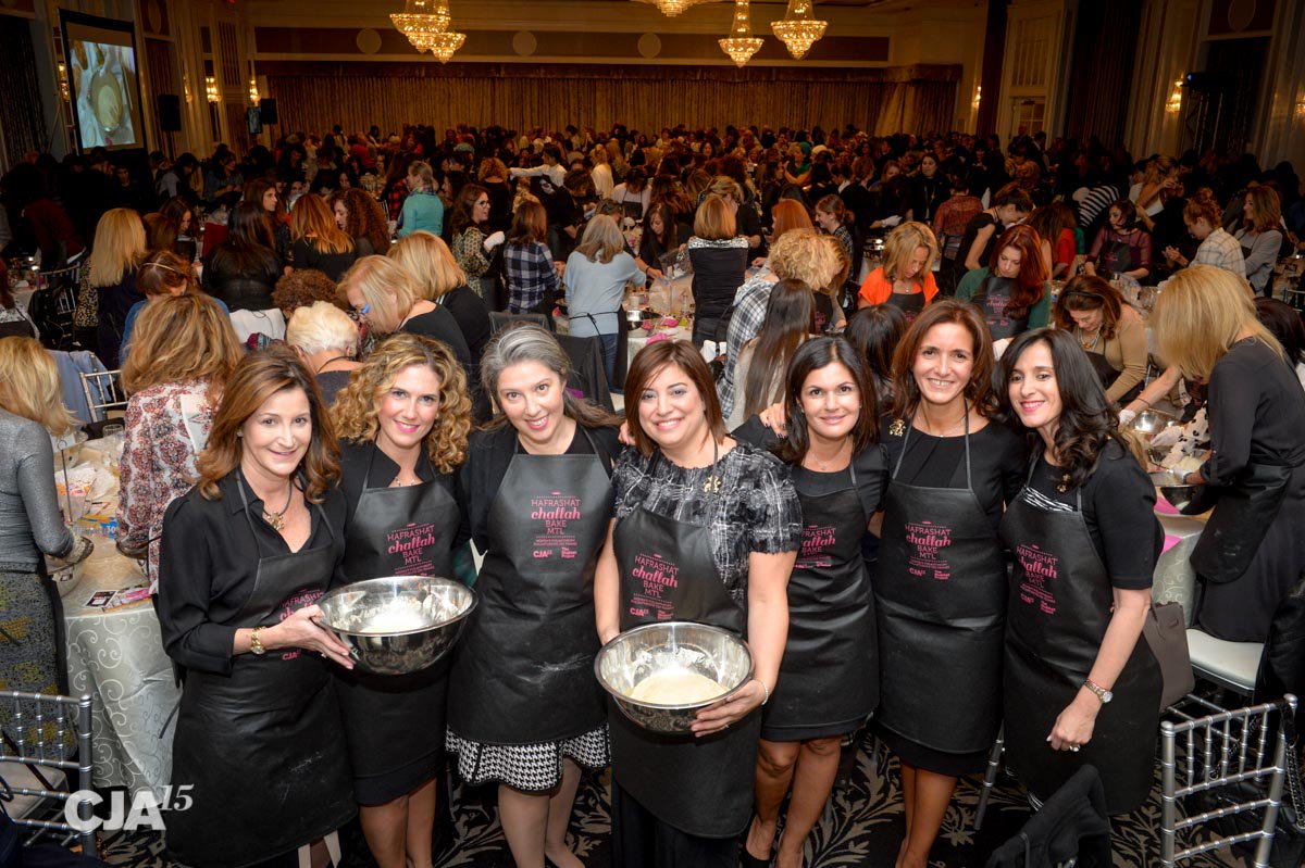FederationCJA's tweet photo. Photos from last night's incredible #MTLchallahbake are now up! https://t.co/nAcSLeg3pb @shabbatprojectm https://t.co/uQK75dAZ0d