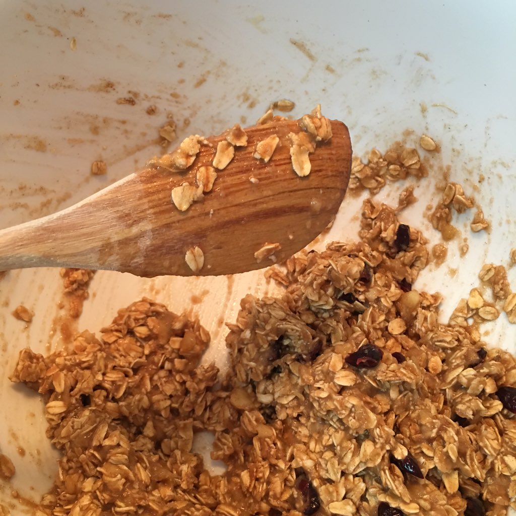 BackwardPoet's tweet photo. May not seem like much
Scoop is on the back
Left handed spoon
Would be a nice lefty lifehack.

#lefthanded #lifehack https://t.co/YB3SVsbKkF