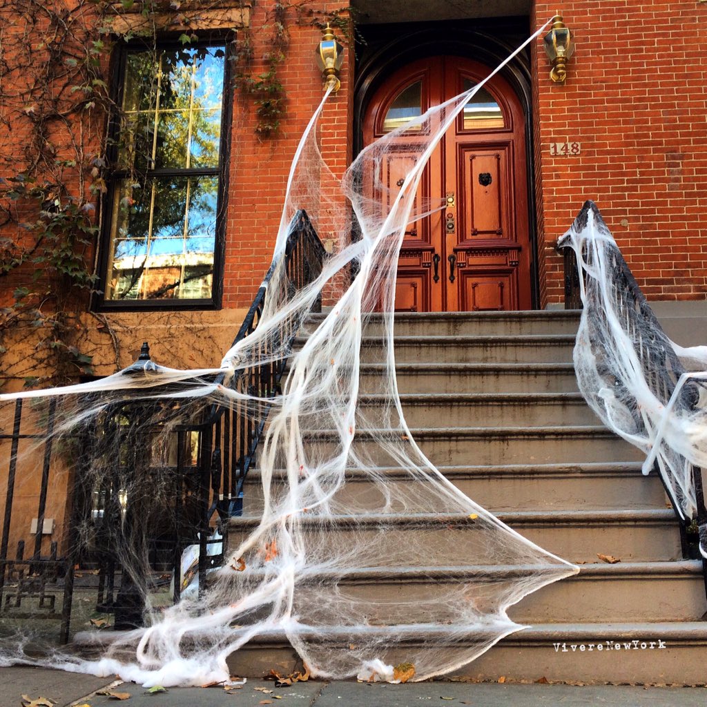 VivereNewYork's tweet photo. #Halloween in #boerumhill #brooklyn #now 😱 #NYC #thedoorsofbrooklyn @brownstoner https://t.co/mtL8Xm6YUQ