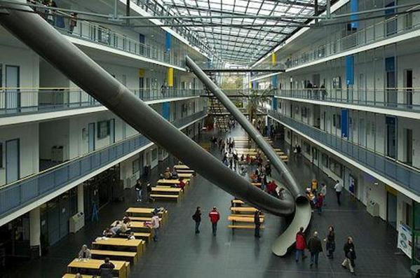 Münih Teknik Üniversitesi'nde, en üst kattan zemine inerken zorlanan ve sıkılan öğrenciler için yapılan kaydıraklar