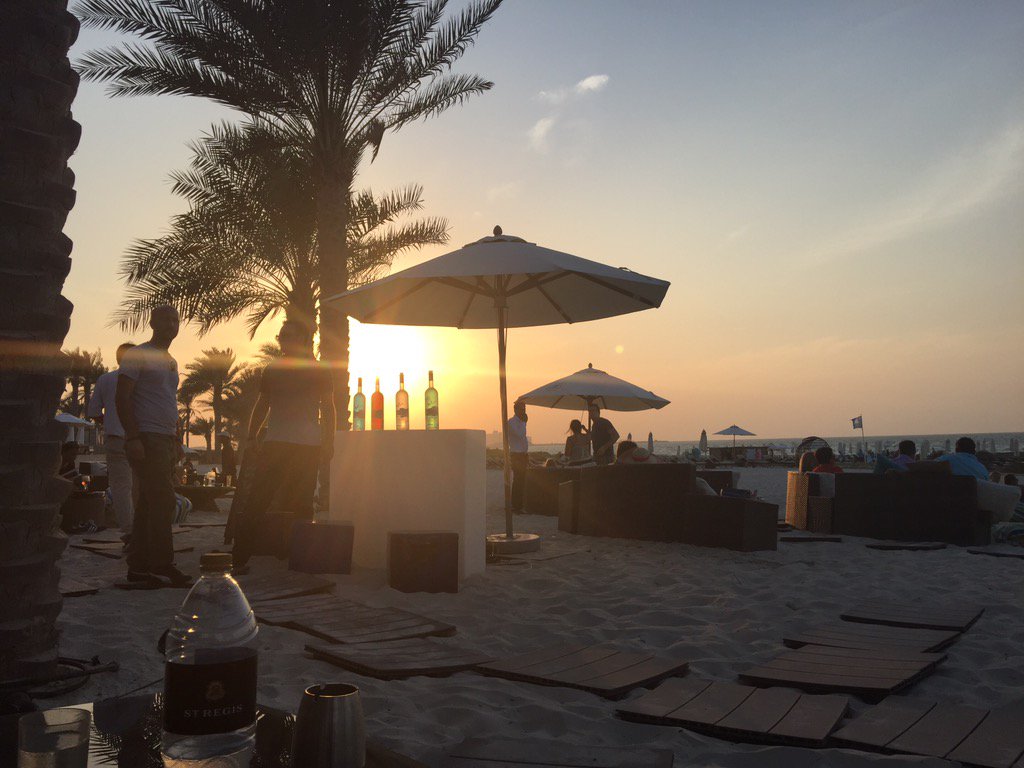 JillEditorTVIP's tweet photo. Fabulous #sunset drinks @StRegisSaadiyat after a perfect #brunch! #FridayFeeling https://t.co/blv0TKET9a