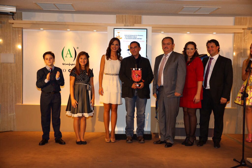 <a href="/a_santaeulalia/">Alex Santaeulalia</a> recibe #premio debon y premios llotja de la mano de la #falleramayor de @valencia foto:<a href="/Fotofilmax/">Fotofilmax Fotógrafo</a>