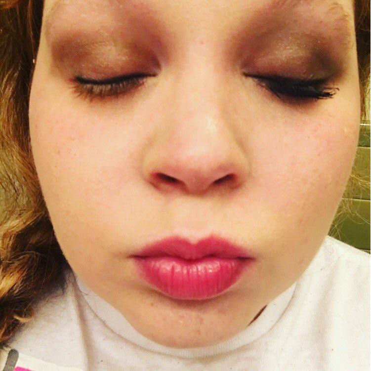 summerdmakeup's tweet photo. Look! The difference from my left &amp; right eye. 3D is amazin you should try it! #BestEver #mascara #younique #makeup https://t.co/TaLp62yfk2
