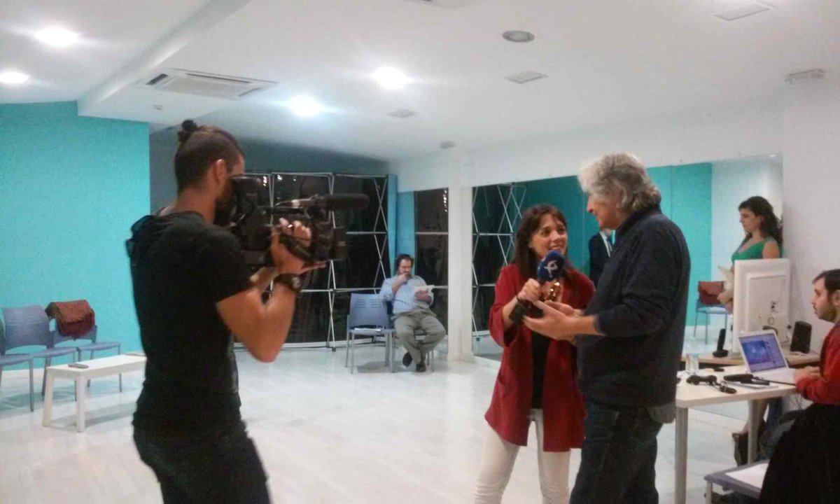 .<a href="/cextremadura/">Canal Extremadura</a> entrevista a Eugenio Amaya durante uno de los ensayos de <a href="/arandramatica/">Aran Dramatica</a>