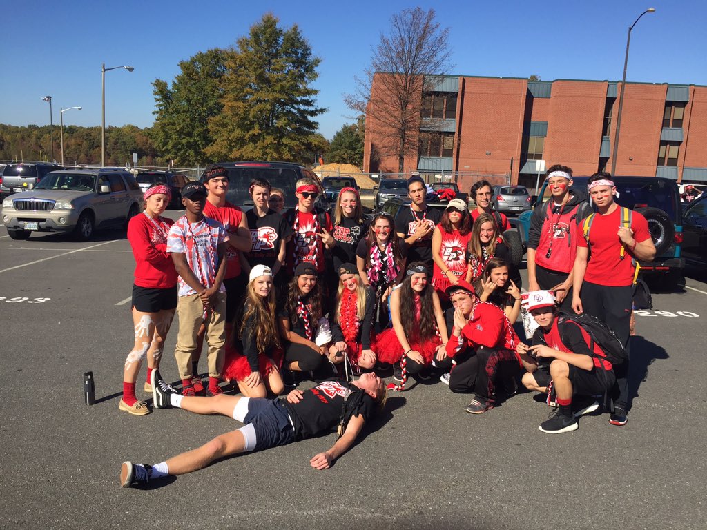 julie3tt's tweet photo. Won the spirit stick!!!!⚫️🔴 #itsL17 #BPSpiritWeek https://t.co/Yeftz8Y55s