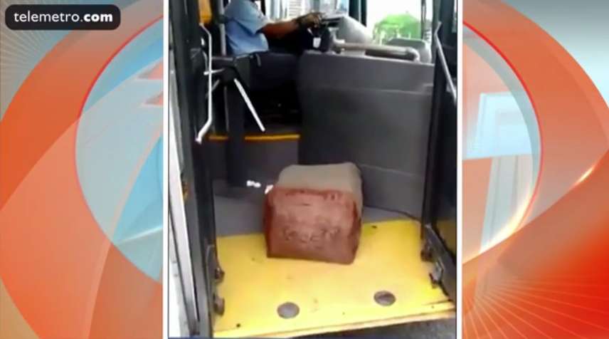 Telemetro's tweet photo. El conductor de un Metro Bus devolvió una bolsa de dinero que se cayó de un camión blindado➝https://t.co/izTo08oyzk https://t.co/UXmBFeACNU
