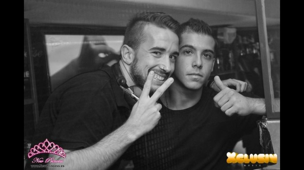 AlexUkoDj's tweet image. Vamos familia que hoy reventamos! @VsalaTrioDeAses @juanmita19932 @MendezAyman 
#HoySeBebe #LaLiamos