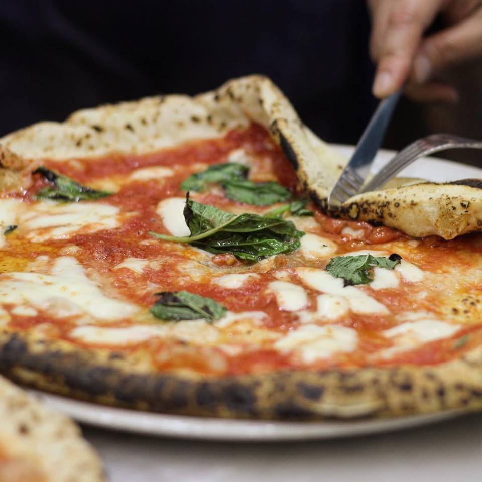 DaMicheleNapoli's tweet photo. "Surtanto Don Michele chè fino pasticcere ve fa’ na pizza splendida ca ve fa cunzula’".#DaMichele #Pizza #Margherita https://t.co/BOc7LaBc19