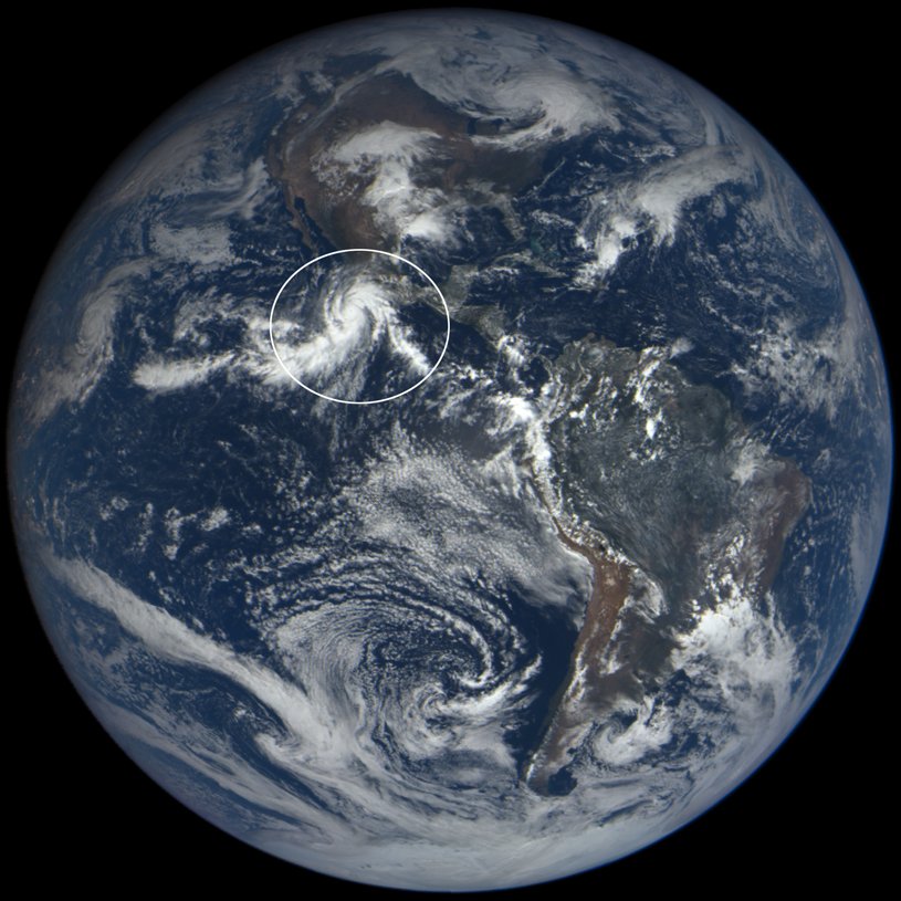 WIRED's tweet photo. Thanks to El Niño and climate change, Hurricane Patricia will be the strongest on record https://t.co/jAQc4DXpqB https://t.co/IMjISMUZvH